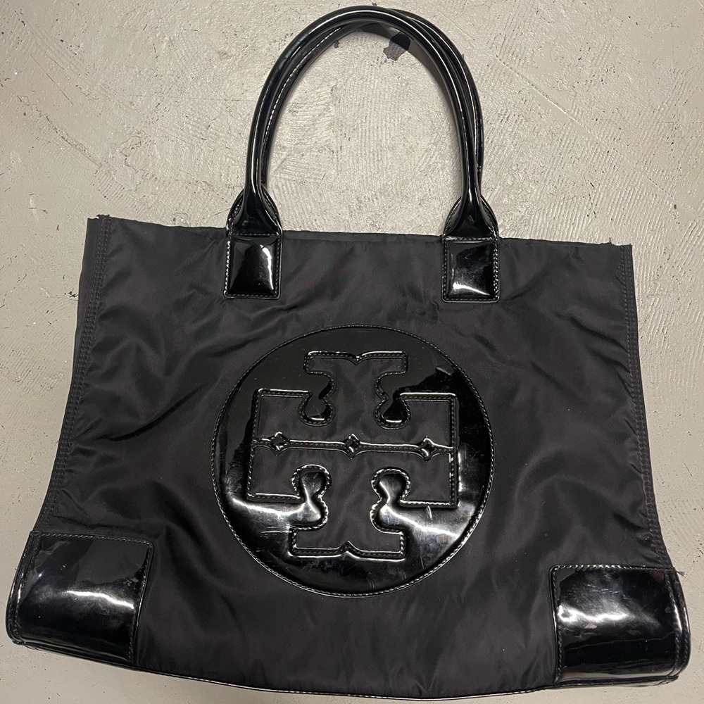 Like new Tory Burch tote! This is the best tote for work, school or the beach!!